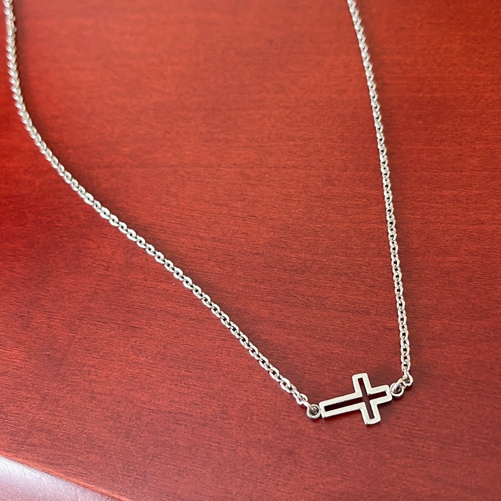 5/$15✨ Cross necklace